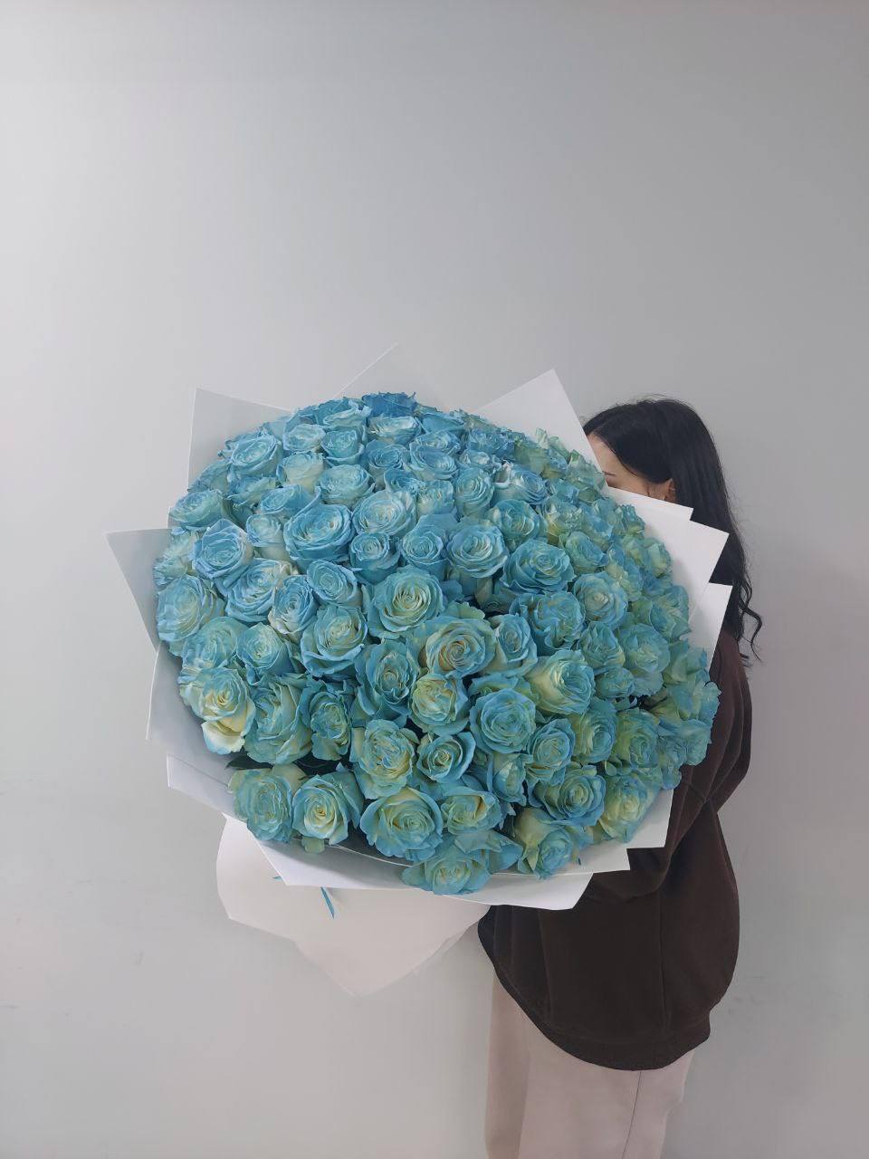 Моно-букет из голубых роз